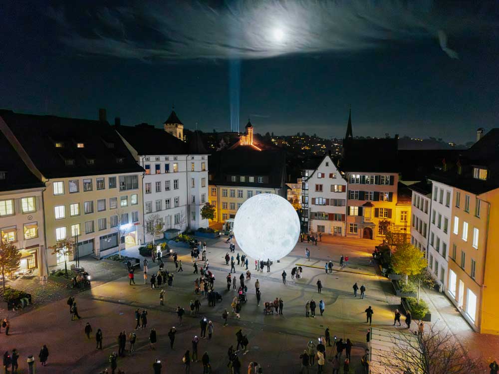 Ein riesige Mond-Installation auf dem Herrenacker in Schaffhausen